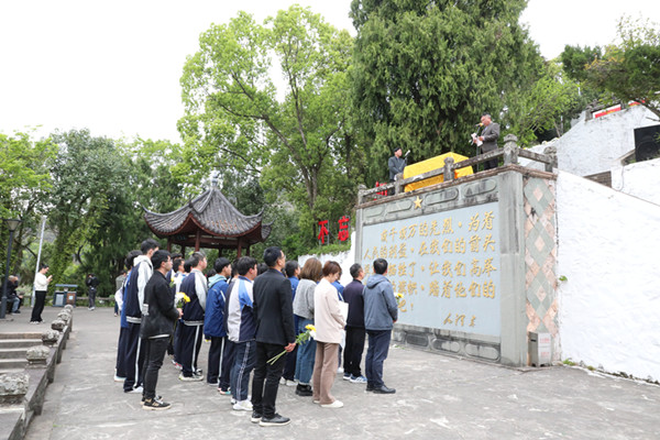 20230403市中等職技校開展清明節(jié)祭掃烈士陵園活動2_副本.jpg