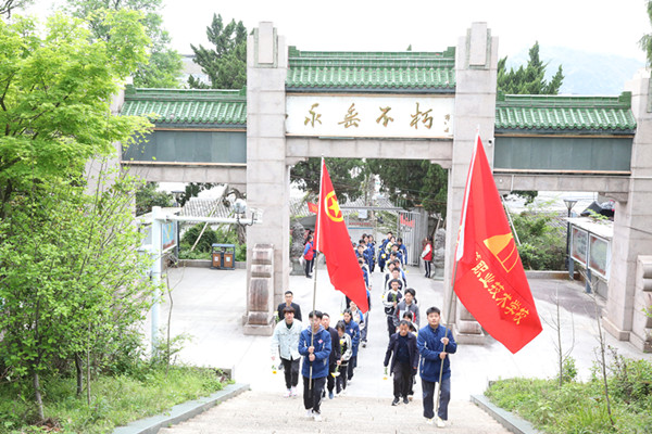 20230403市中等職技校開展清明節(jié)祭掃烈士陵園活動1_副本.jpg